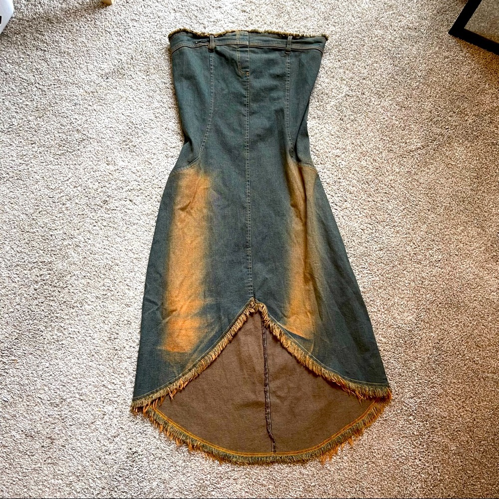 Absolutely wild early 2000s strapless denim dress!